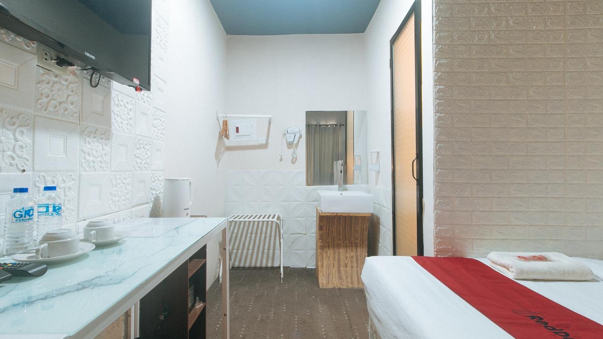 Reddoorz Premium At The Grand Peninsula Suites Balanga Exterior photo
