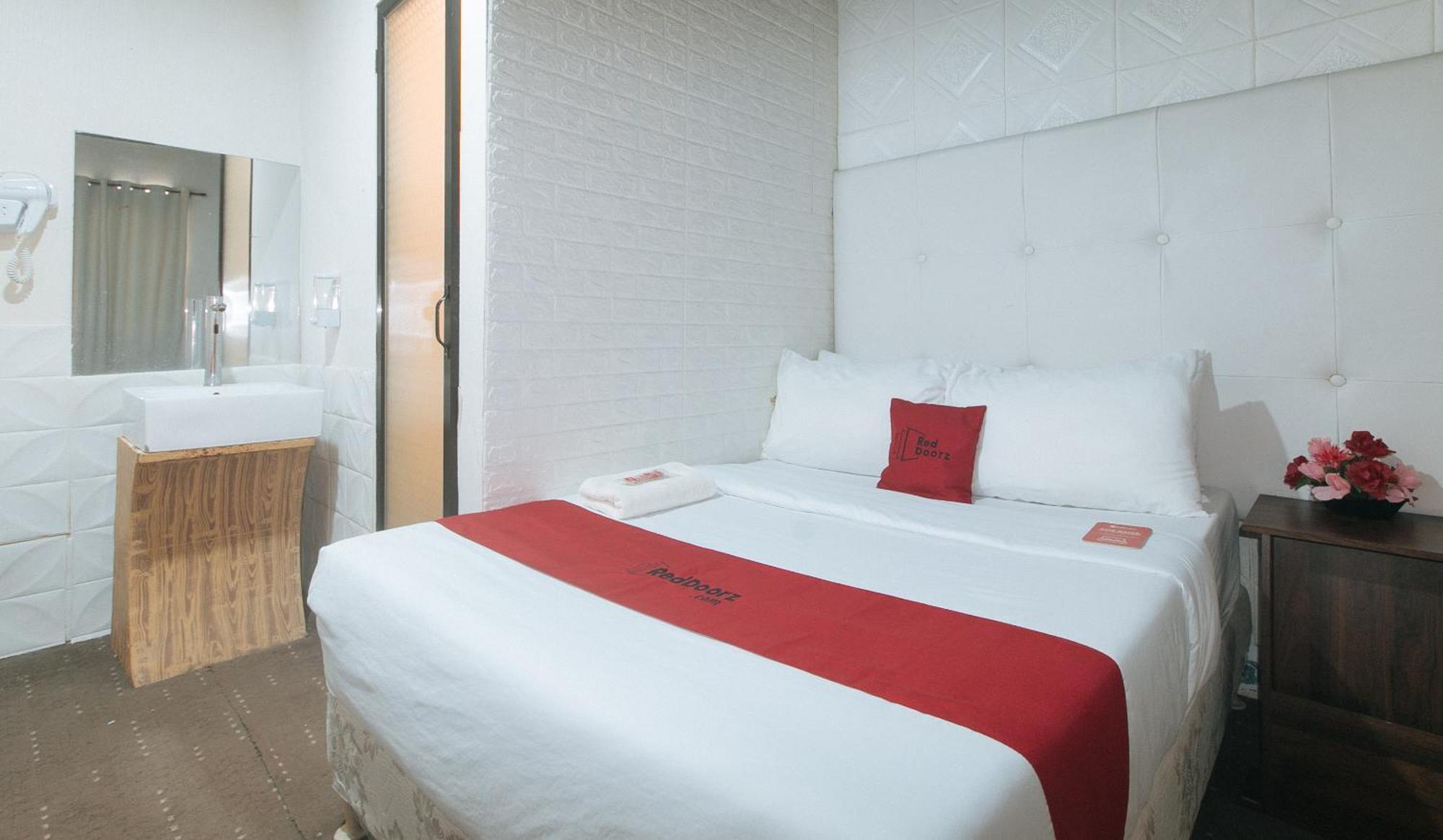 Reddoorz Premium At The Grand Peninsula Suites Balanga Exterior photo